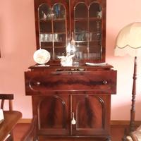 Elegante vetrina dell'Ottocento in stile Impero