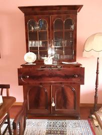 Elegante vetrina dell'Ottocento in stile Impero