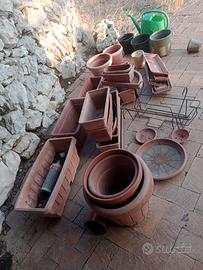 Diversi vasi da giardino