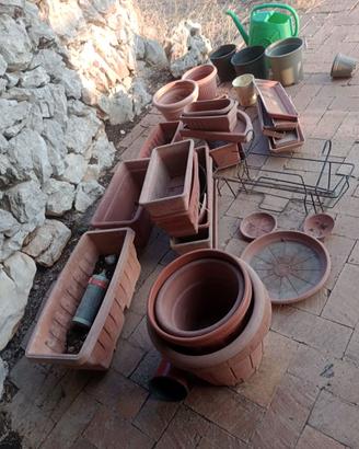 Diversi vasi da giardino
