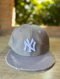 cappello grigio graffiato mai usato
