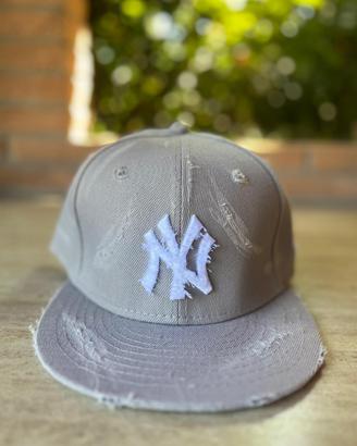cappello grigio graffiato mai usato
