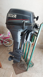 Barca in legno e motore fuoribordo