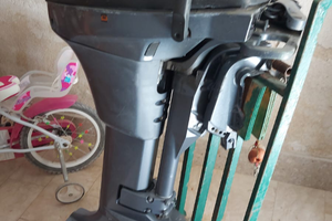 Barca in legno e motore fuoribordo