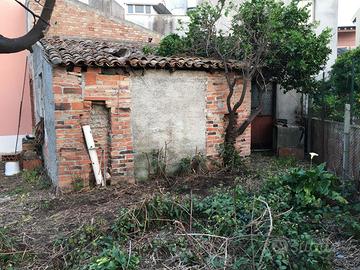 terreno di 100mq con vecchia casa 90mq in centro