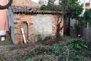 terreno di 100mq con vecchia casa 90mq in centro