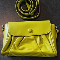Borsetta verde con tracolla e due taschini interni