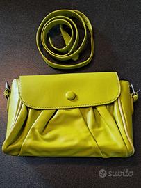 Borsetta verde con tracolla e due taschini interni