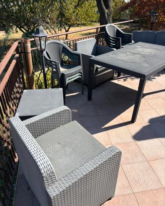 Salotto da giardino, più tavolo e sedie