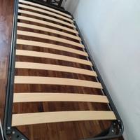 rete singola con doghe in legno