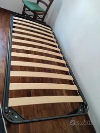 rete singola con doghe in legno