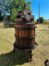 Antico torchio per uva