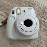 Fujifilm Instax Mini 9 con tracolla