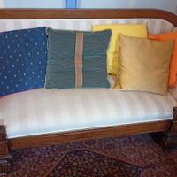 Divanetto antico in legno