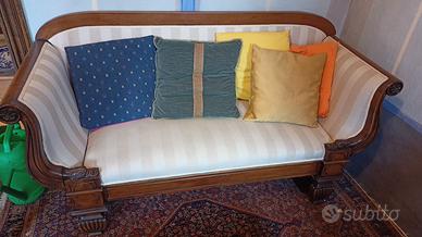 Divanetto antico in legno