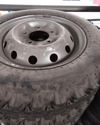 pneumatici  artigliati