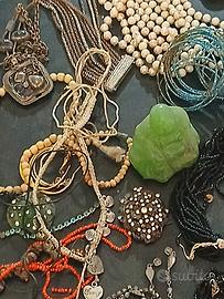 serie di gioie vintage, etnici e preziosi.