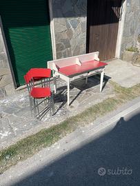 Tavolo sedie e mensola vintage in legno e formica