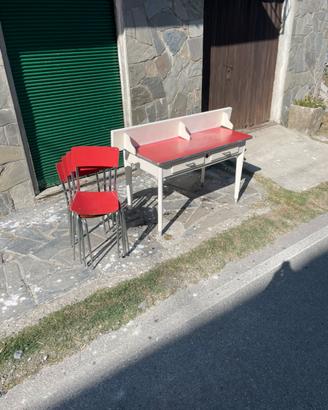 Tavolo sedie e mensola vintage in legno e formica