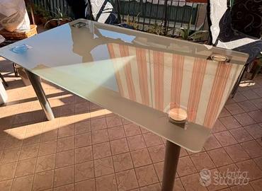 Tavolo in vetro per salone o ufficio moderno