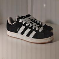 Adidas campus nere con  lacci neri in omaggio. 