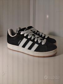 Adidas campus nere con  lacci neri in omaggio. 