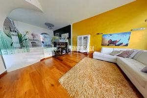 VILLA SU QUATTRO PIANI CON GIARDINO