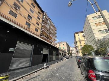 NEGOZIO A NAPOLI