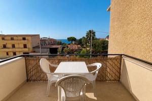 Appartamento al Primo Piano con Vista Mare