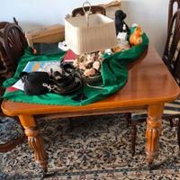 Tavolo in mogano con sedie