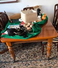 Tavolo in mogano con sedie