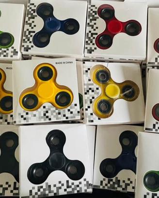 100 spinner colorati a 2€ l’uno