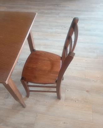 sedie e tavoli in legno
