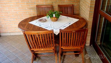 Tavolo in legno con 4 sedie da balcone o giardino