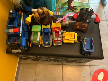 Completo mezzi PAW PATROL e robot che lottano