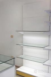 Scaffale espositore con vetrine e led