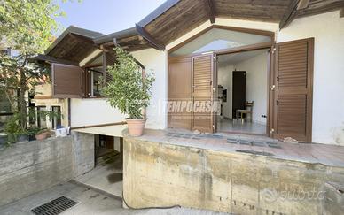 VILLA BIFAMILIARE IN VIA UMBERTO I, VALLE SAUGLIO,