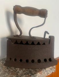 Antico ferro da stiro