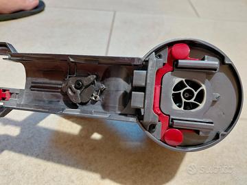 motore con scocca  dyson V8