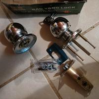 serratura per porta con chiave e manopola 