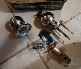 serratura per porta con chiave e manopola 