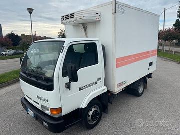 NISSAN CABSTAR FRIGO CON GANCIERE E GRU