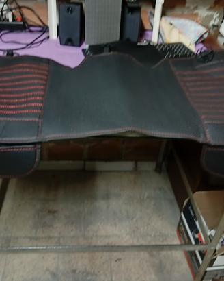 Coprisedili auto neri con cuciture rosse