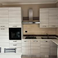 Cucina 300x240x59 cm + tavolo e sedie