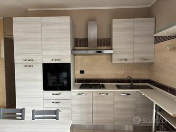 Cucina 300x240x59 cm + tavolo e sedie