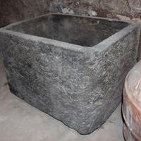 vasca quadrata antica di pietra selagite