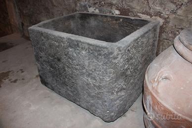 vasca quadrata antica di pietra selagite