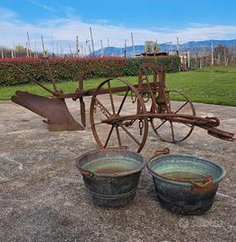 Aratro antico trainato e paioli