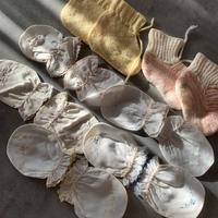 Calzini e guantini per neonati