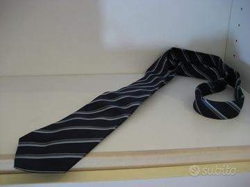 Cravatta Oviesse blu con righe diagonali celesti